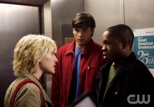 TheCW Staffel1-7Pics_152.jpg - SMALLVILLE"Truth" (Episode #318)Image #SM318-2922Pictured (left to right): Allison Mack as Chloe Sullivan, Tom Welling as Clark Kent, Sam Jones III as Pete RossPhoto Credit: © The WB/Michael Courtney